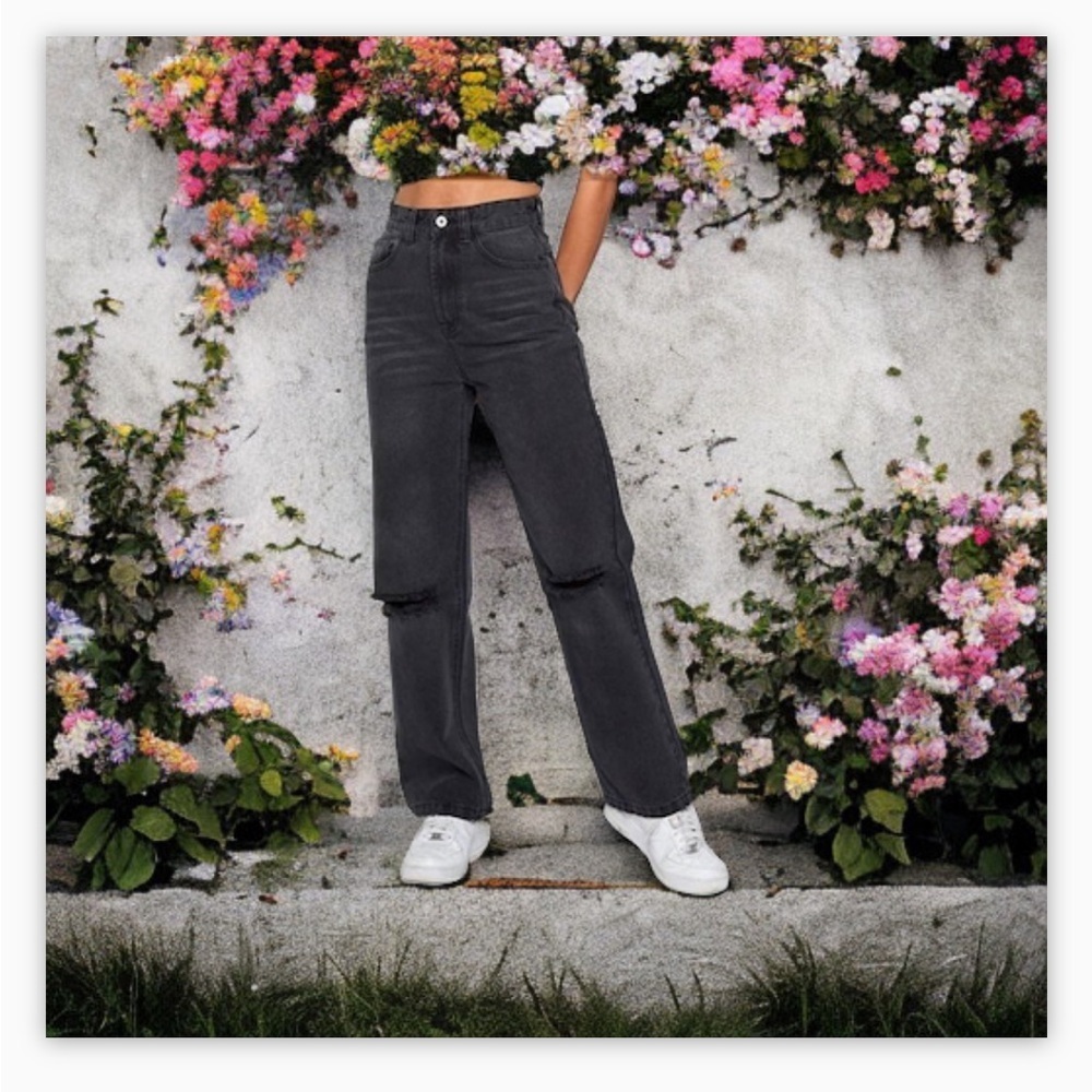 Women’s Eighty Two Black Fade Mom Jean -high rise Distress knee- Sz 5 EUC